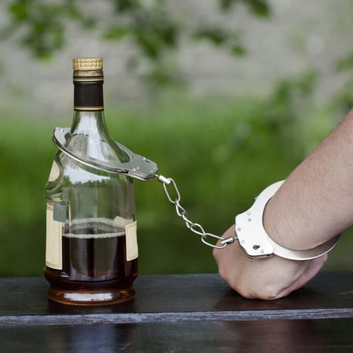 Bere regolarmente porta alla dipendenza da alcol