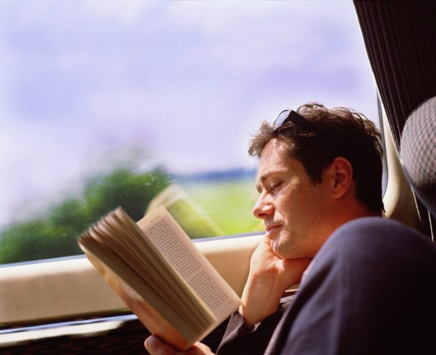 Leggere un libro sui pericoli dell'alcol con una percezione positiva