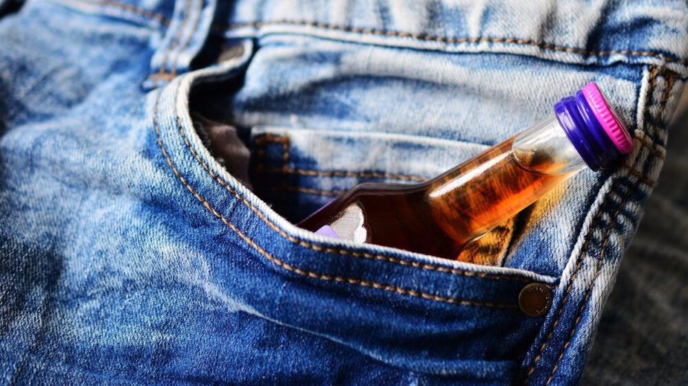 Una bottiglia di alcol in tasca