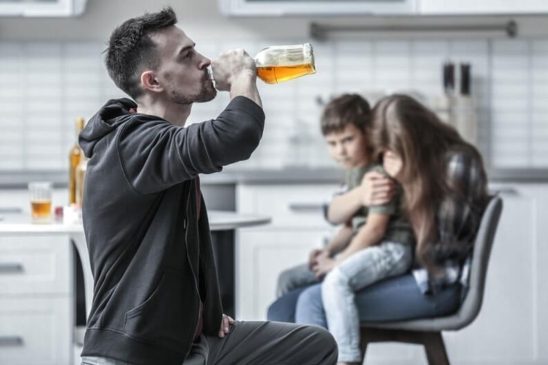 un uomo beve alcolici come aiutarlo a smettere