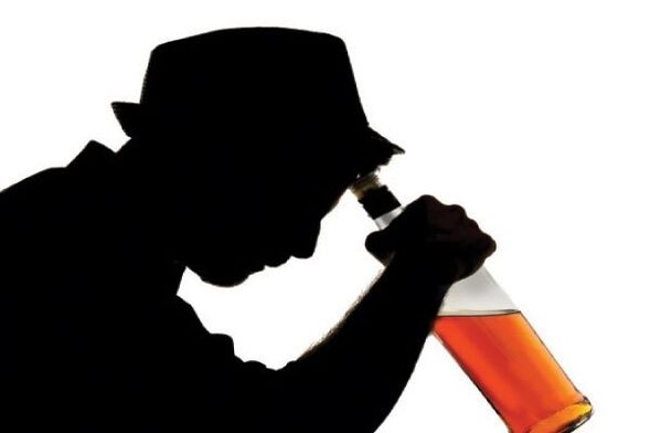un uomo beve alcolici come smettere
