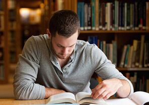 uomo che legge un libro